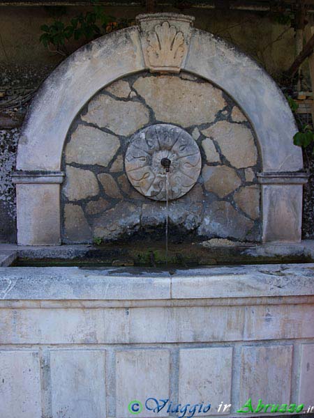 39-P7256893+.jpg - 39-P7256893+.jpg - Castrovalva, frazione di Anversa degli Abruzzi: l'antica Fonte.